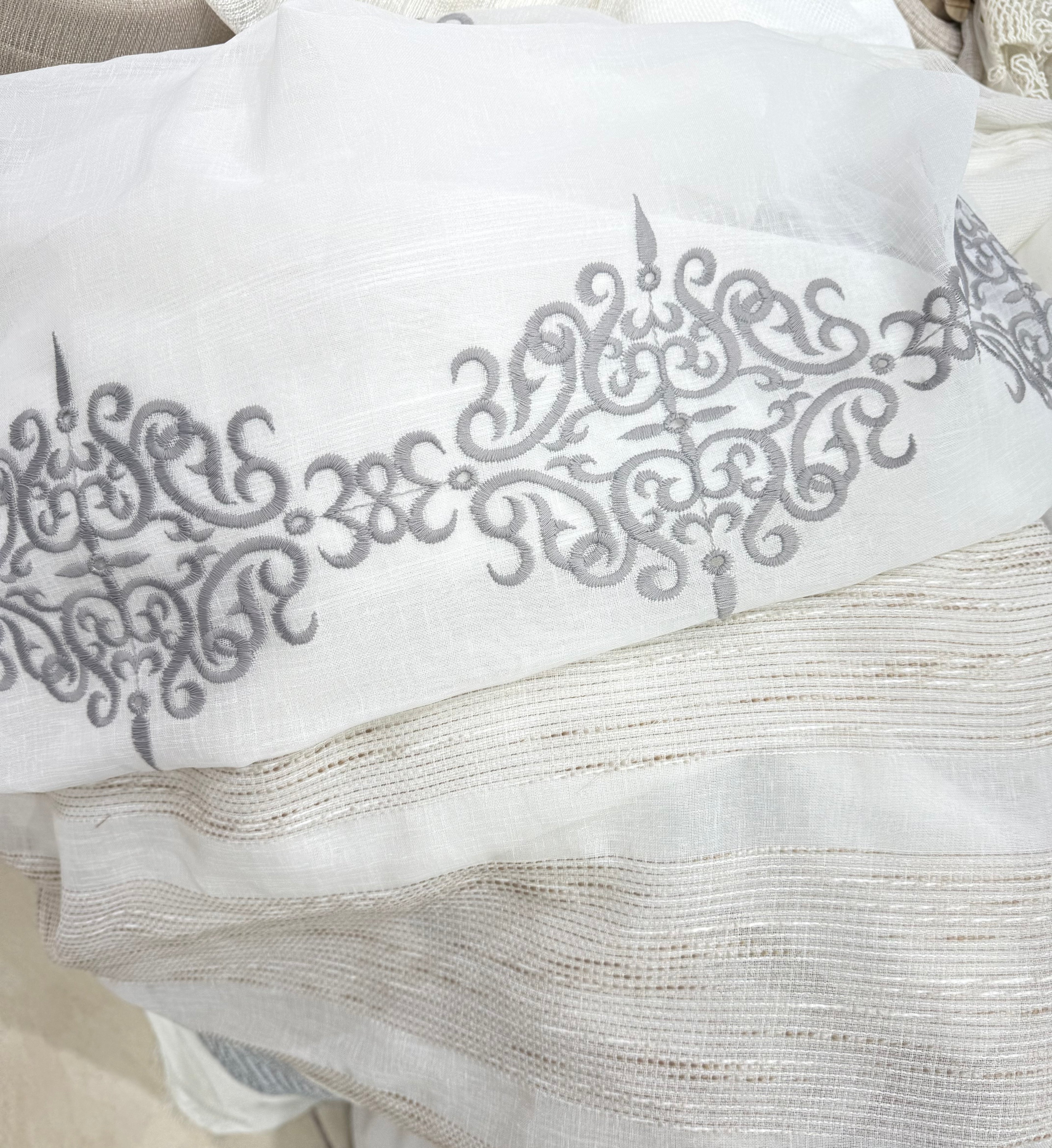 Tenda completa in tulle con laterali in lino e viscosa