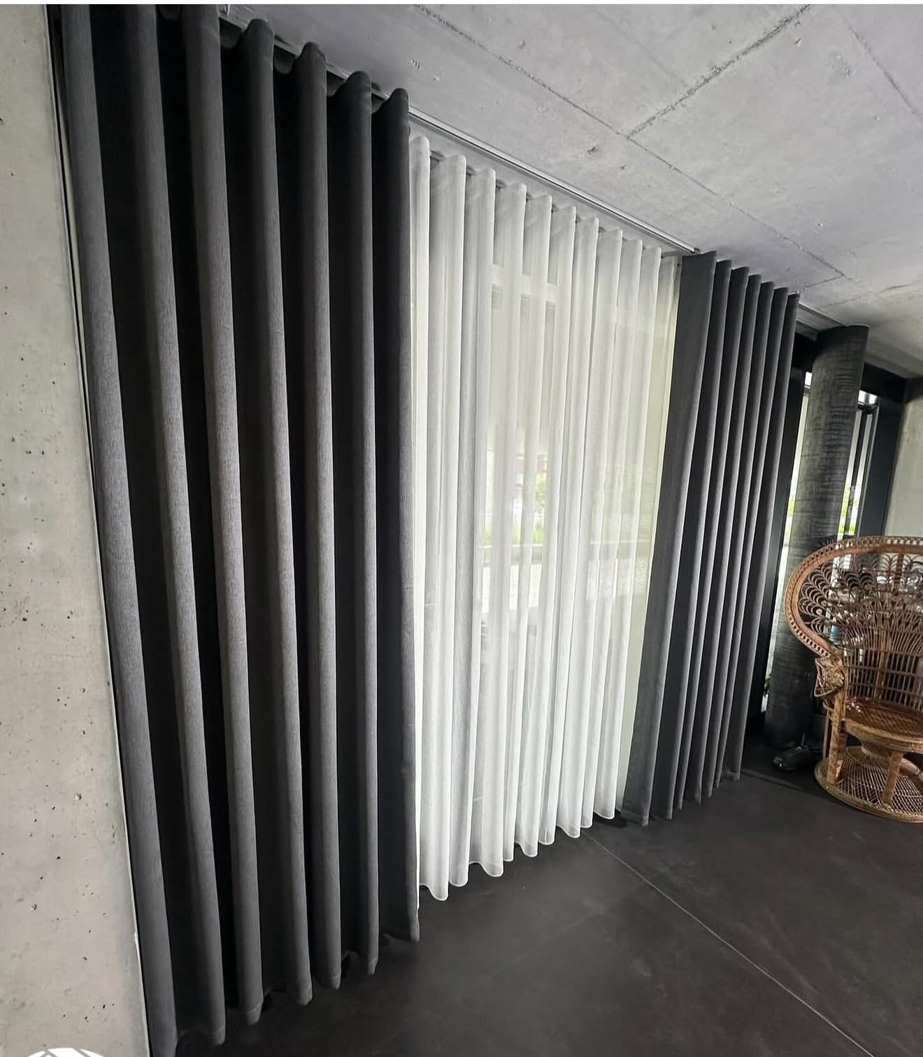 Tenda grigio con tulle bianco .