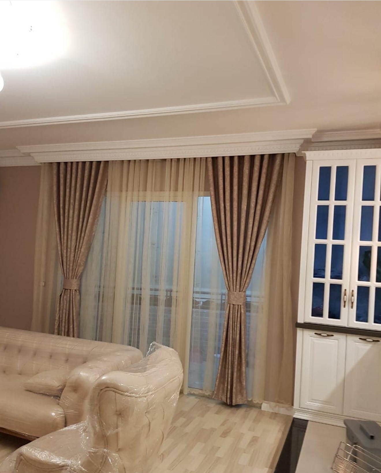 Tenda color terra e beige.