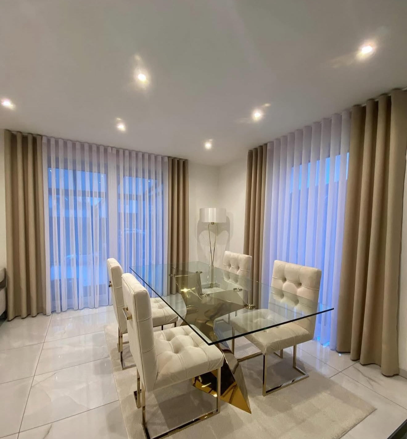 Tenda beige intenso .