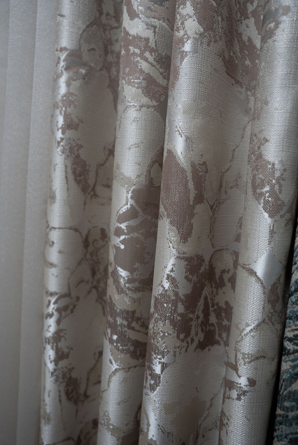 Tende color beige con sfumatura senape