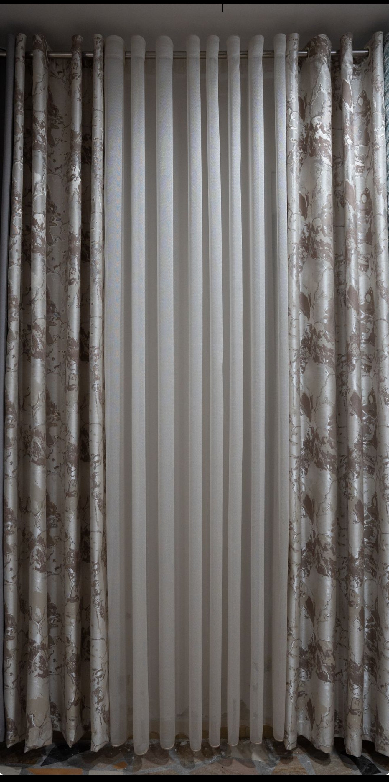 Tende color beige con sfumatura senape