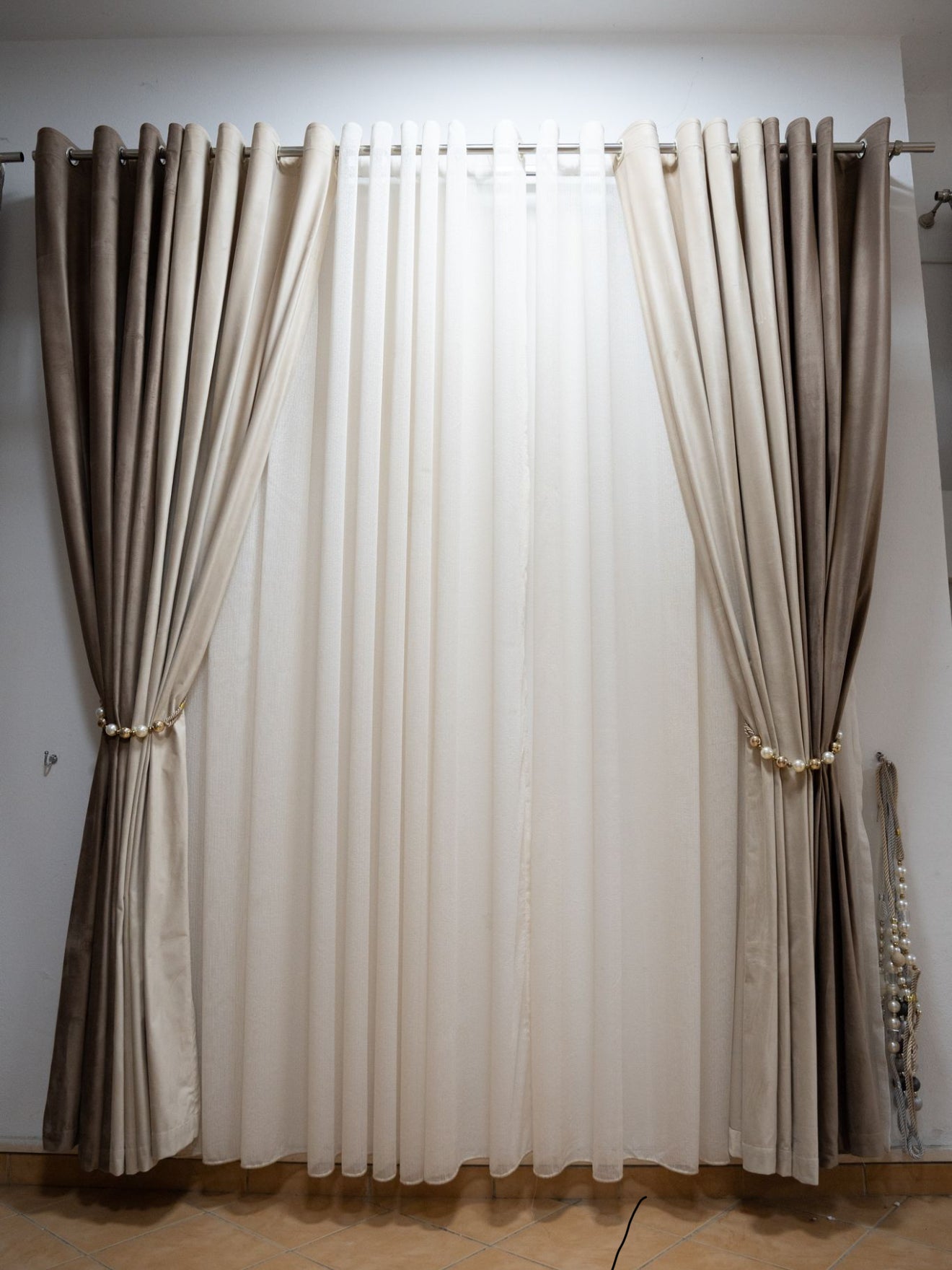 Tende color beige e marrone bruciato