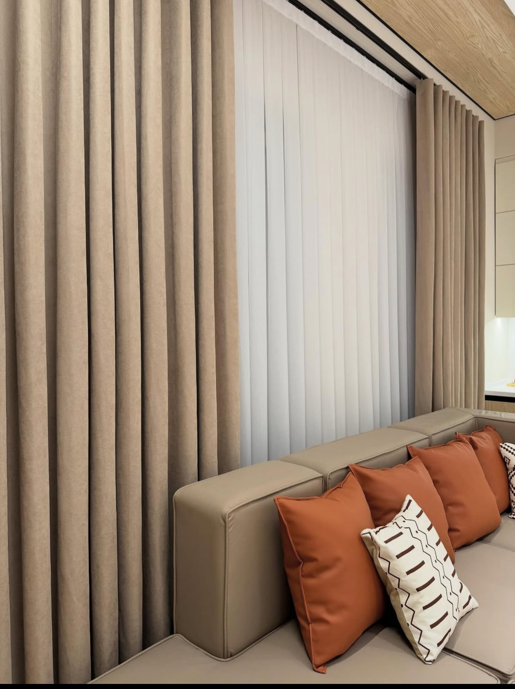 Tenda color cappuccino con lino bianco – Viscosa e lino – Altezza 2,90m