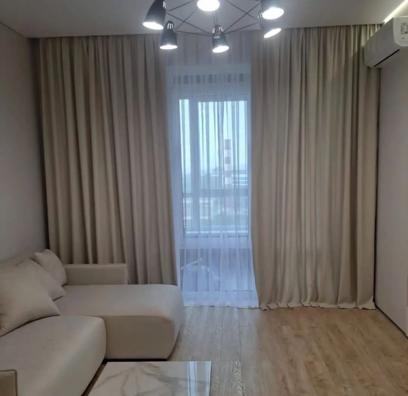 Tenda beige con tulle bianco