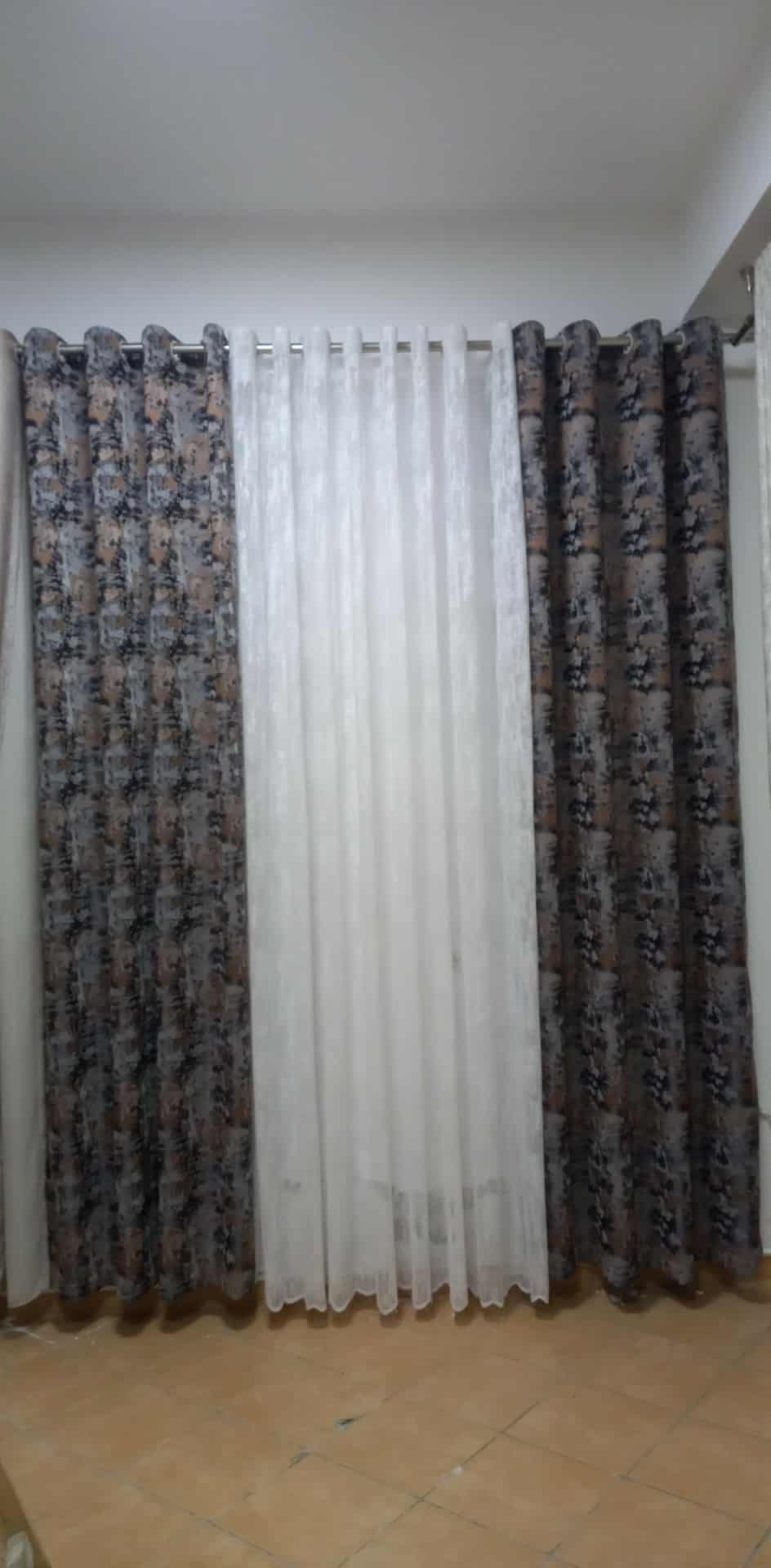 Tenda Astratta Bronzo-Grigio con Tulle – Su Misura